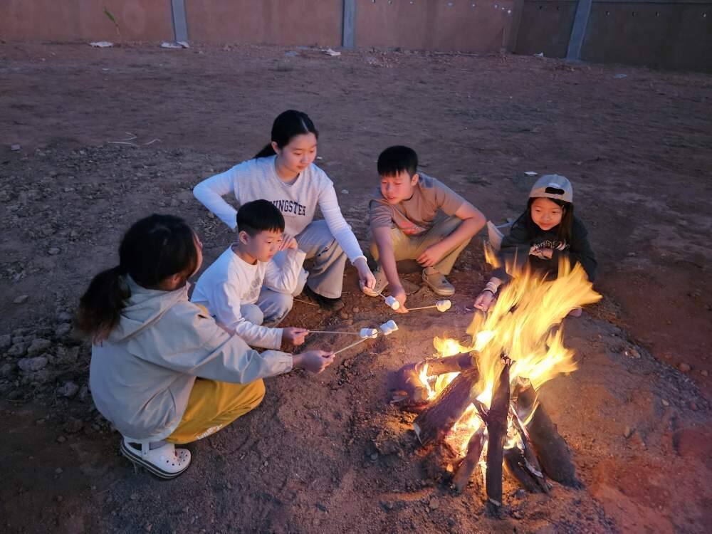모닥불 앞에 모인 가족