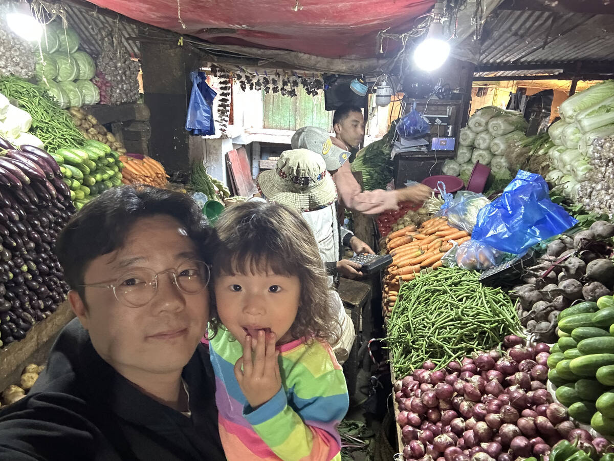 시장에서 아빠와 딸
