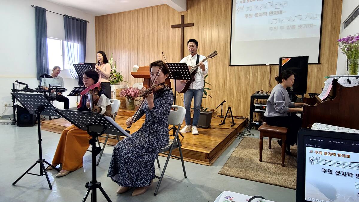 찬양팀의 연주와 찬양